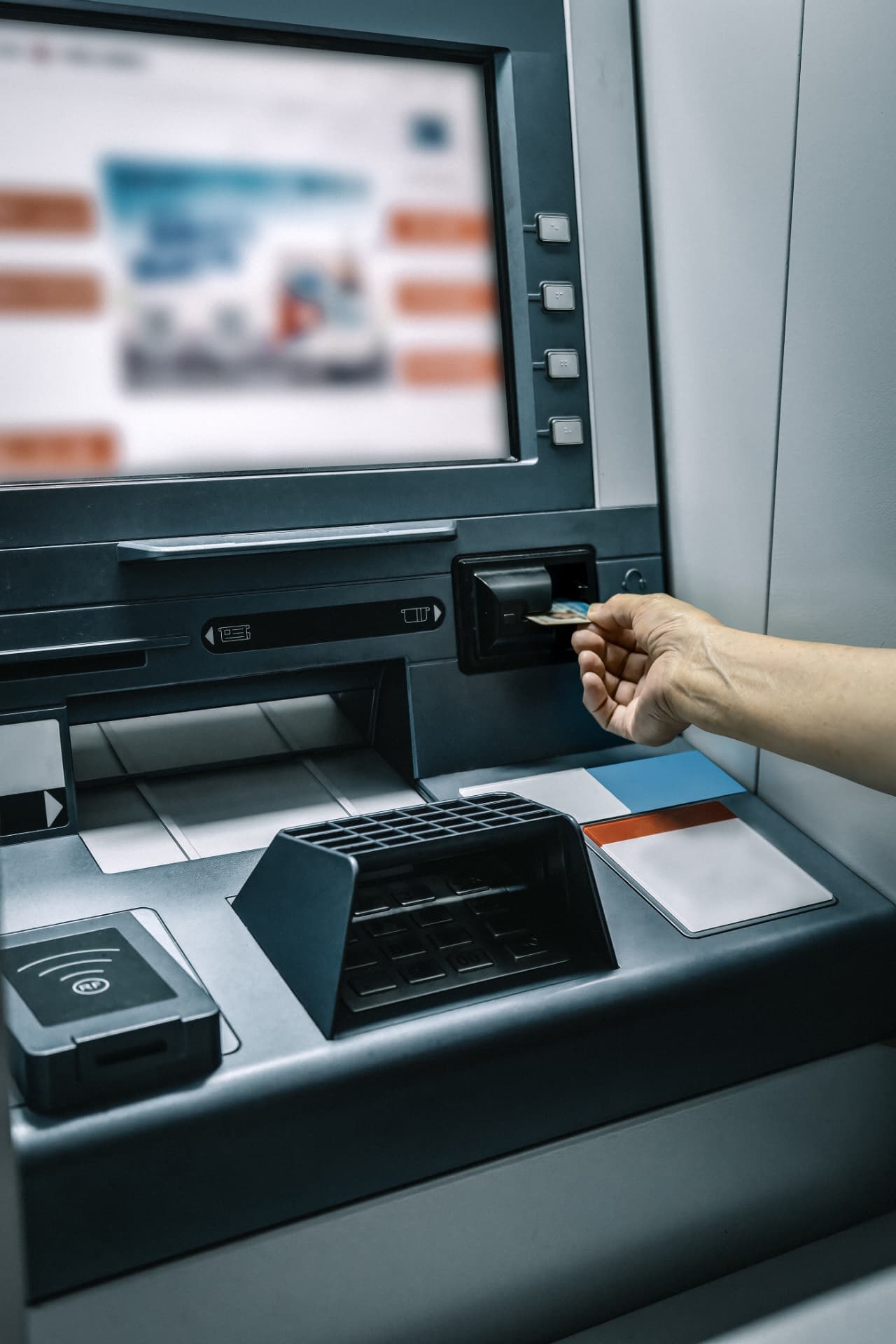 Cliente usando un cajero automático de banca digital.